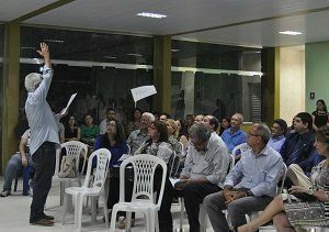 Poeta declama versos da  obra do autor